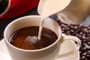 4 Minuman yang Sebaiknya Tidak Diminum Jelang Tidur
